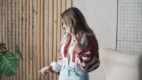 Una-Chica-Guapa-Con-Una-Auténtica-Camisa-Ucraniana-Bordada-Y-Una-Falda-Gira-Con-El-Pelo-Ondeando-Mientras-Baila