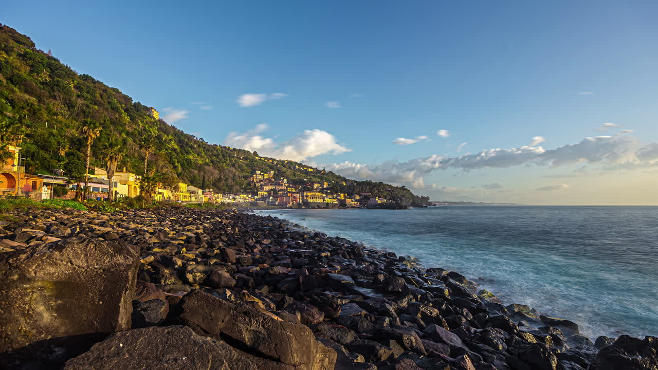 paesaggio naturale sulla costa orientale della sicilia con vista sul mar ionio a catania, italia