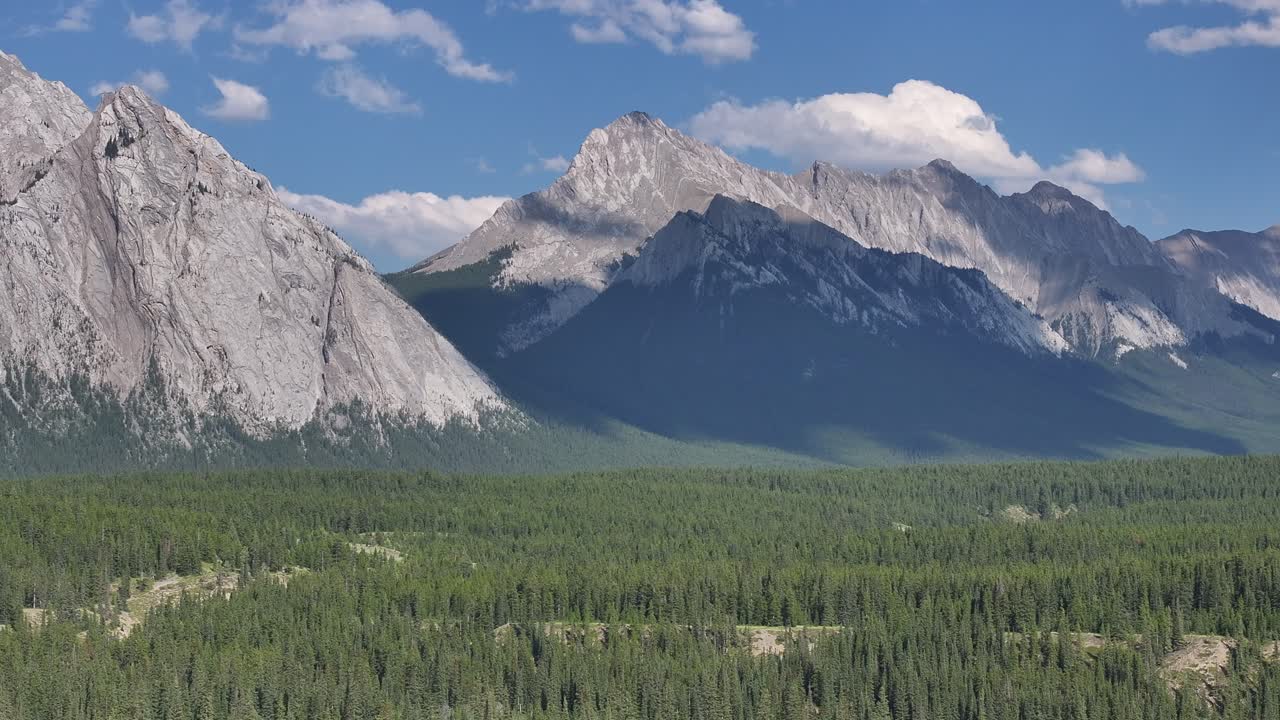 vista aérea de las montañas sin nombre de alberta, canadá montañas rocosas
