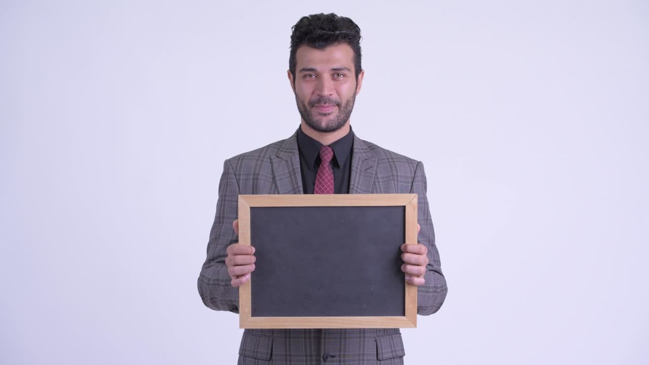 feliz guapo hombre de negocios persa barbudo en traje