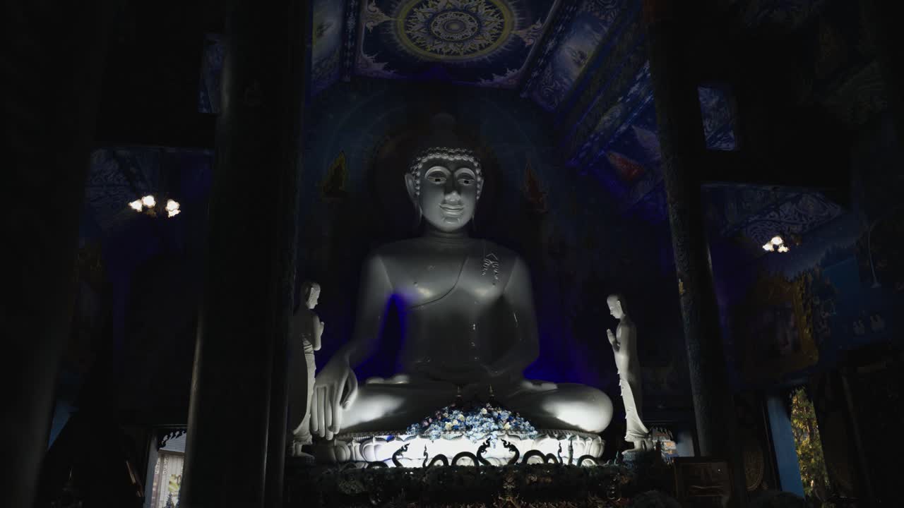 Vista del Buddha bianco seduto all'interno del Tempio Rong Suea Ten.