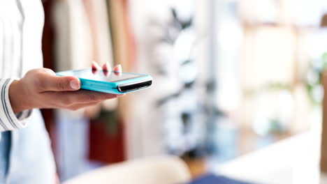personas, manos y máquina de pos con teléfono