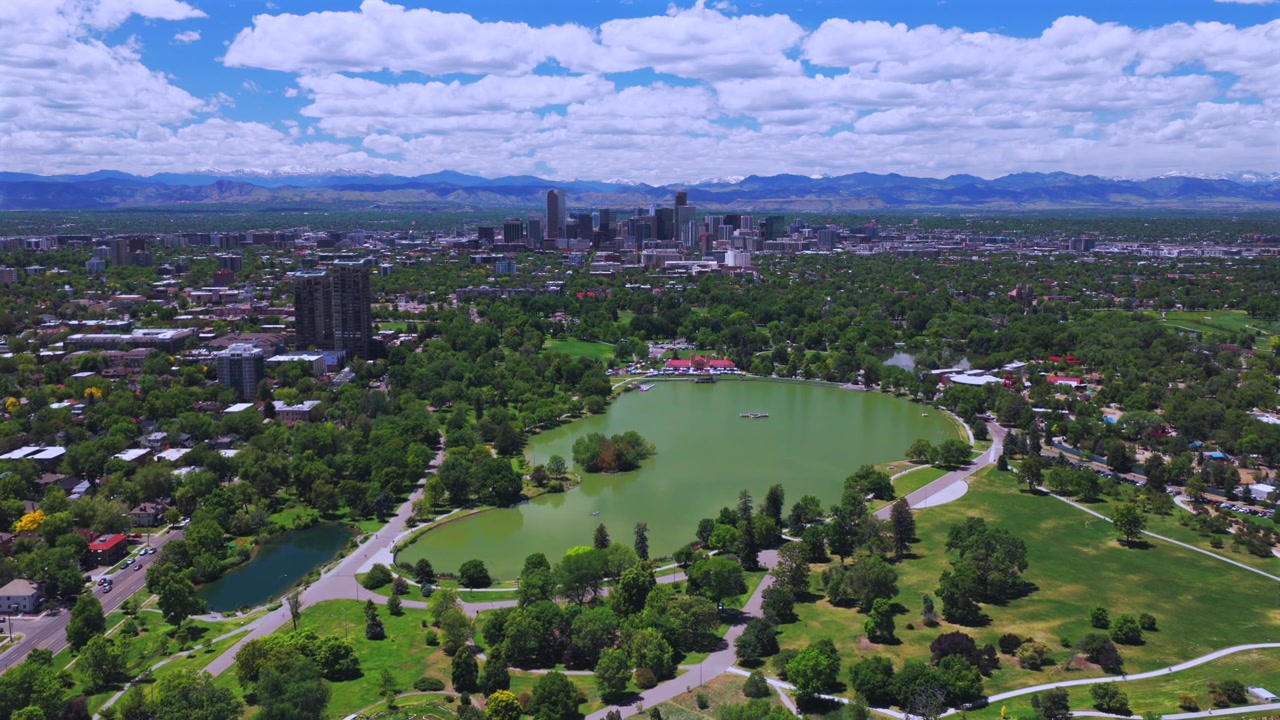 Primavera Denver Pavilions City Park mattina soleggiata cielo blu nuvole paesaggio urbano centro di Denver skyline Mile High Colorado drone aereo pedemontana Front Range Montagne Rocciose Quartiere del Lago Ferril