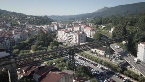 Antena-De-La-Ciudad-De-Redondela-Con-El-Puente-Del-Tren-En-Un-Día-Soleado-De-Verano-En-Pontevedra,-Galicia