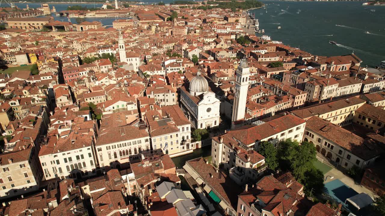 arquitectura de la ciudad y orilla del mar de venecia, italia, drones aéreos vuelan sobre la basílica, laguna veneciana y edificios durante el día claro y soleado, verano en europa