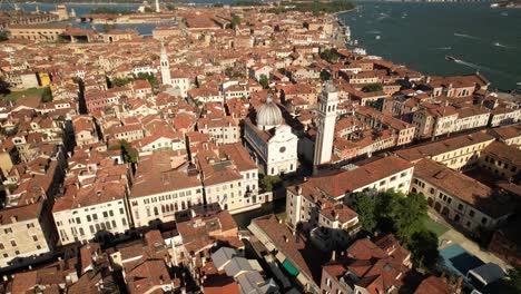 Stadtarchitektur-Und-Meeresufer-Von-Venedig,-Italien,-Luftdrohnen-Fliegen-über-Der-Basilika,-Der-Venezianischen-Lagune-Und-Gebäuden-An-Klaren,-Sonnigen-Tagen,-Sommer-In-Europa