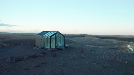 Cabina-De-Vidrio-Drone-Flujo-Volar-En-Arena-Negra-Orbital-Aurora-Día-Isla