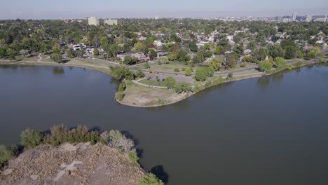 Eine-4K-Drohnenaufnahme-Von-Sloan&#39;s-Lake,-Dem-Größten-See-In-Der-Stadt-Denver,-Colorado,-Und-Heimat-Des-Zweitgrößten-Parks-Der-Stadt-Sowie-Einer-Vielzahl-Von-Outdoor-Aktivitäten