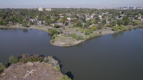 una toma de un dron de 4k de alto vuelo del lago sloan, el lago más grande de la ciudad de denver, colorado, y el hogar del segundo parque más grande en la ciudad, y una miríada de actividades al aire libre