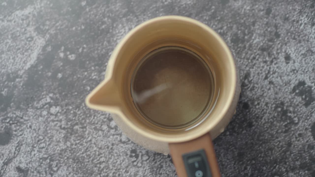 близкий взгляд на турецкую кофеварку