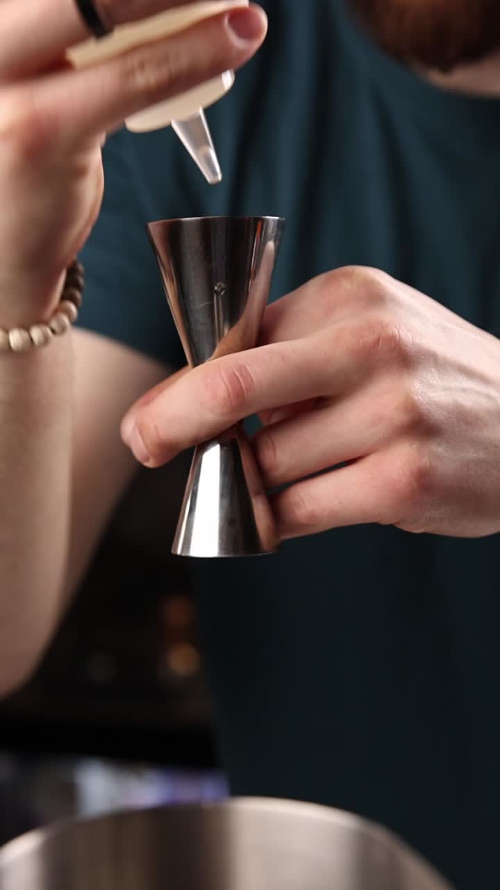Barista che prepara un cocktail