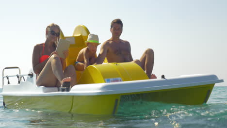 Familia-De-Tres-Personas-Disfrutando-De-Un-Paseo-Acuático-En-Bote-A-Pedal