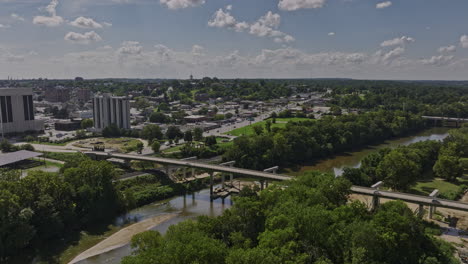 Macon-Georgia-Aérea-V18-Sobrevuelo-Del-Río-Ocmulgee-A-Lo-Largo-De-2nd-St-Panorámica-En-La-Calle-Walnut-Capturando-El-Paisaje-Urbano-Del-Centro-Con-La-Histórica-Iglesia-Episcopal-De-Cristo---Filmada-Con-Cine-Mavic-3---Septiembre-De-2022