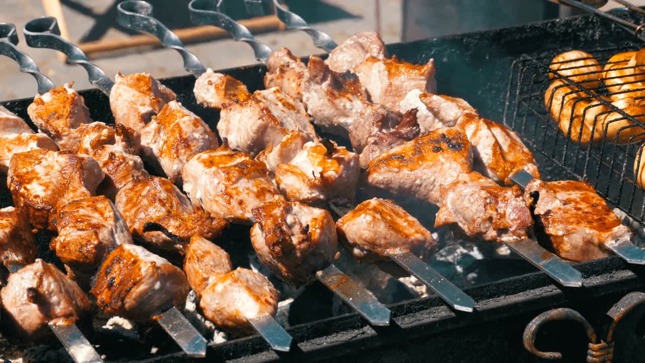 시시 케과 버섯은 자연에서 그릴에 조리됩니다.