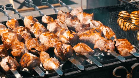 el shish kebab y los hongos se cocinan en la parrilla en la naturaleza