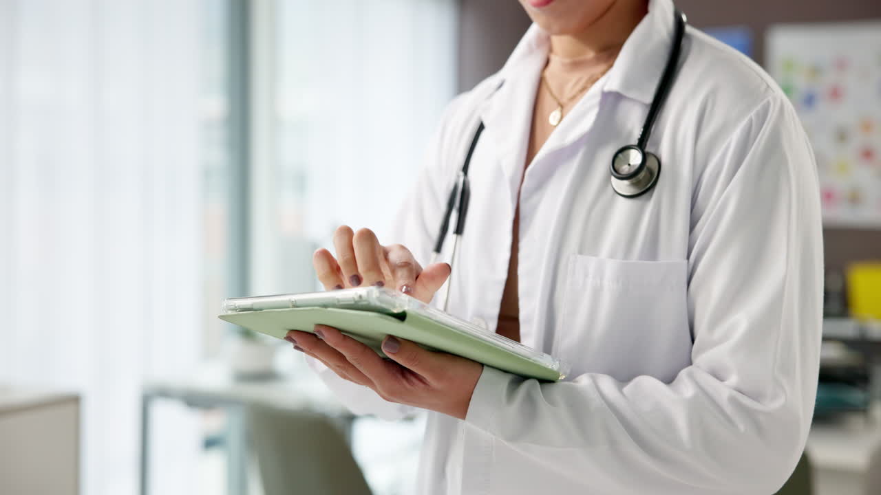 medico che utilizza la compressa per scopi medici