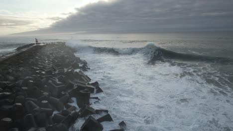 Olas-Tormentosas-Y-Peligrosas-Rompiendo-En-Las-Rocas