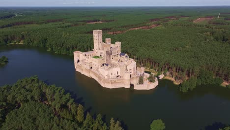 Castillo-Stobnica-Polonia-Wielkopolska,-Naturaleza