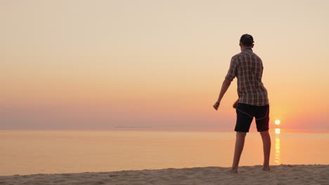 un adolescente bailando un baile divertido en la playa 4k video