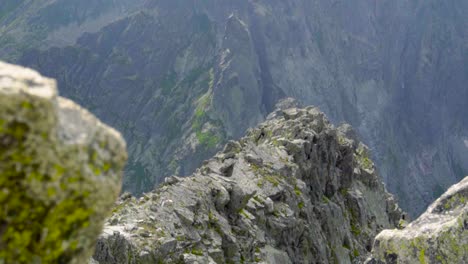 pequeña cresta montañosa con una hermosa cordillera en el fondo