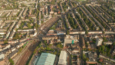 Schwenk-Nach-Unten,-Luftaufnahme-über-Der-Hauptstraße-Von-Kentish-Town-In-London