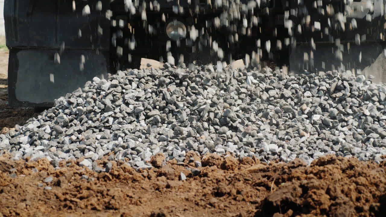 쇄석은 건축 자재 4k 비디오의 트럭 본체 배달에서 땅으로 부서집니다.