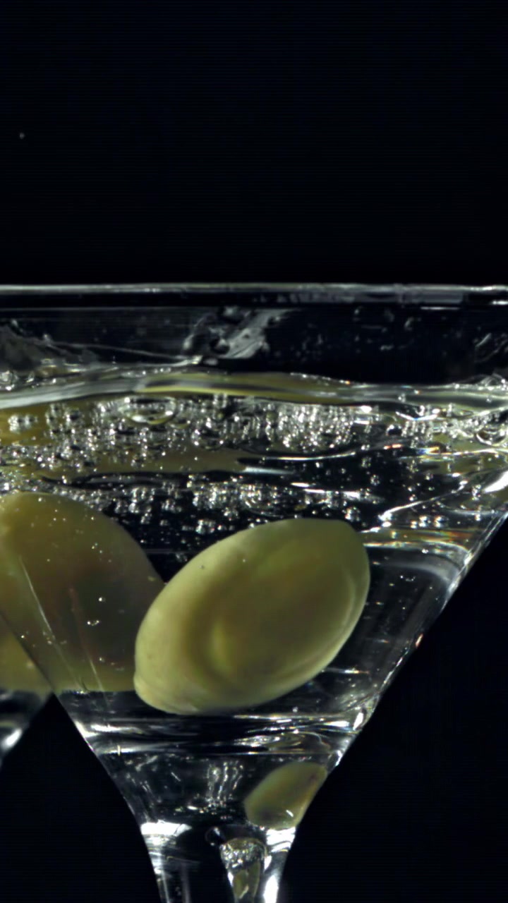 Elegante cocktail Martini con olive verdi e bollicine