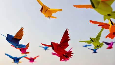 pájaros origami coloridos en vuelo