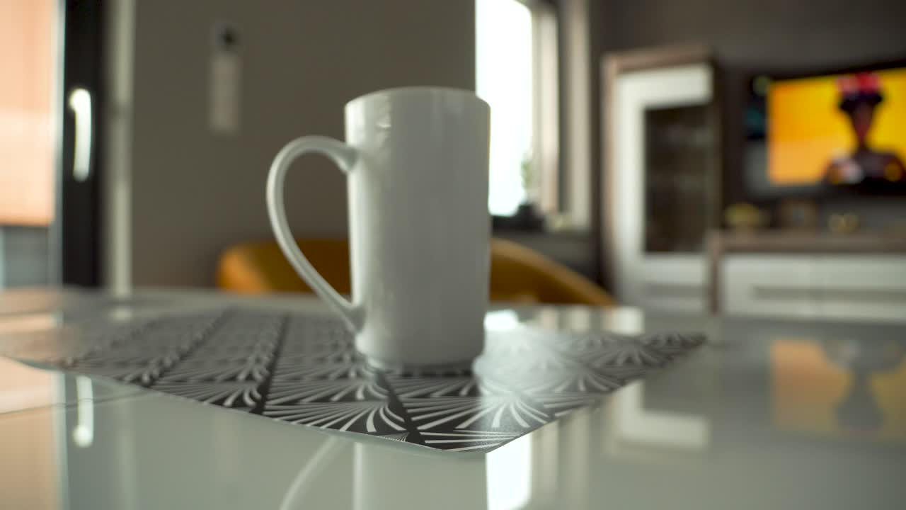 흰색 머그잔 돌리