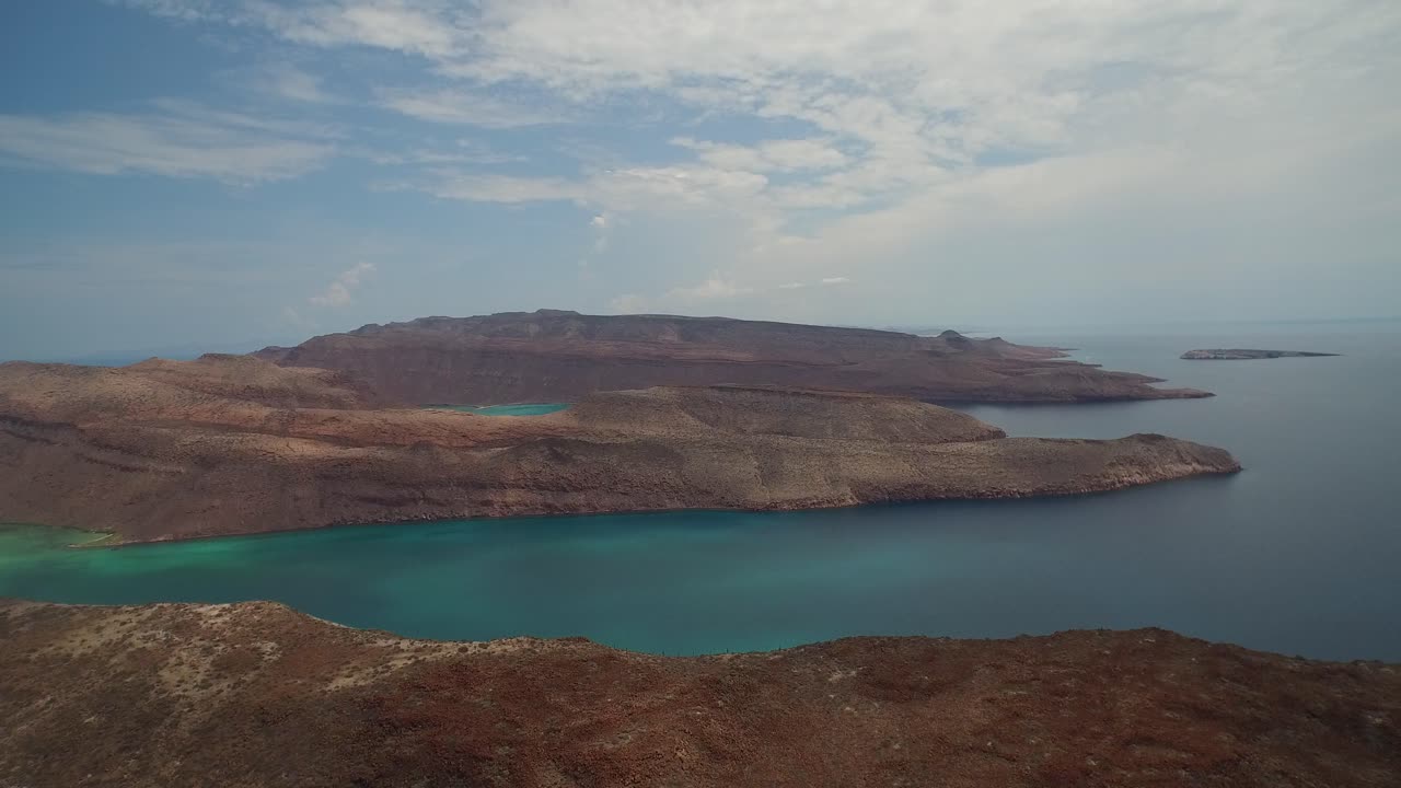 toma aérea de las impresionantes ensenadas del parque nacional archipiélago espíritu santo, baja california sur