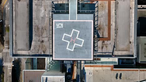 Helicopter-Sign-For-Landing-At-The-Roof-Of-Surrey-Memorial-Hospital-Building-In-Canada---aerial-top-down