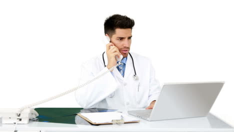 joven médico trabajando en su escritorio