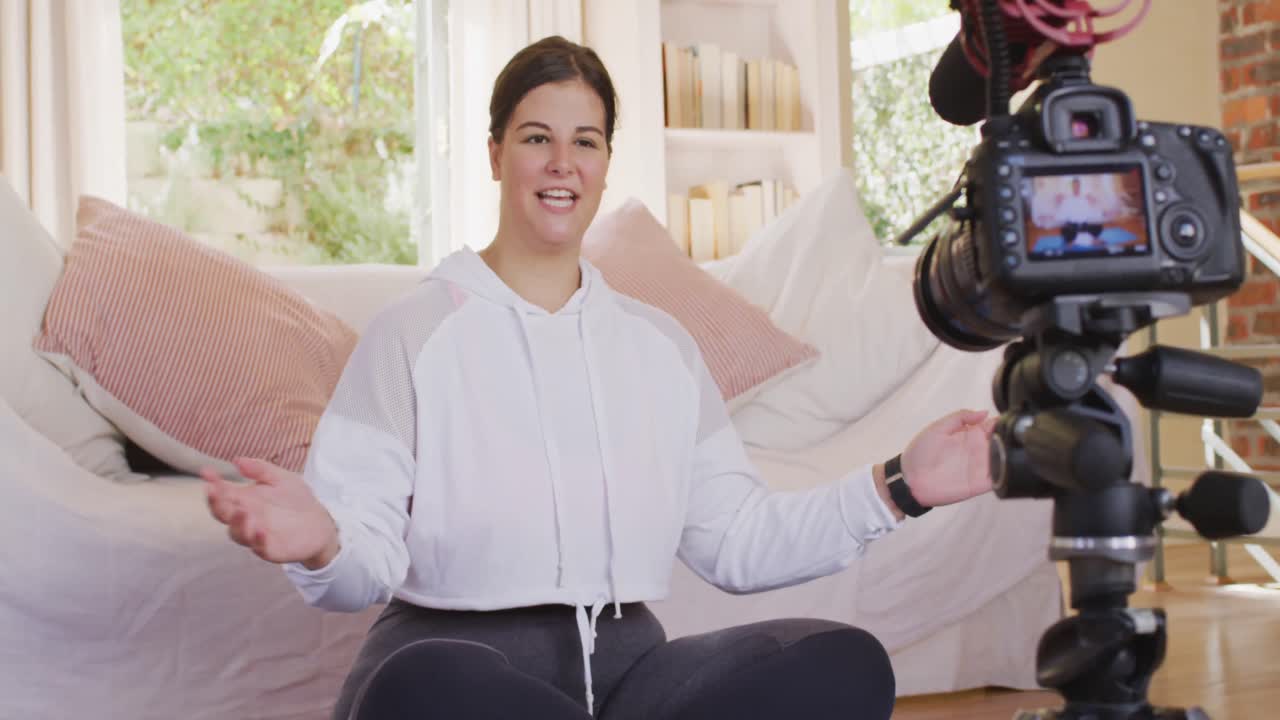 백인 블로거 여성이 집에서 비디오를 만들고 있습니다.