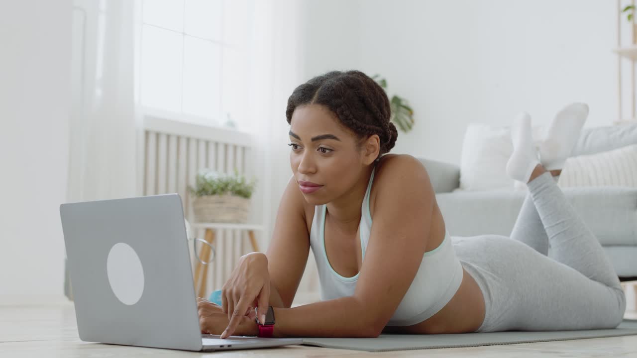 mujer haciendo clase de ejercicio en línea en casa