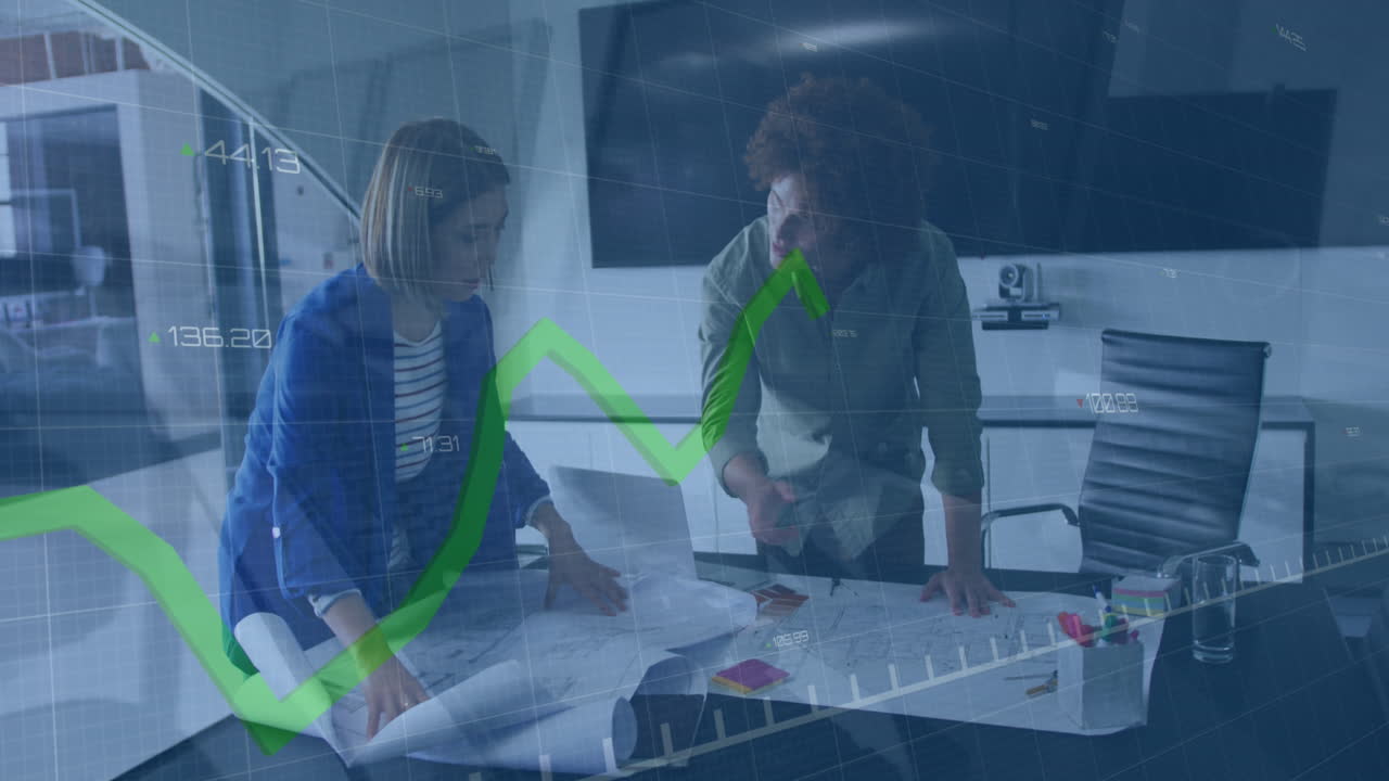 animación del procesamiento de datos estadísticos sobre hombres y mujeres diversos discutiendo un plan en la oficina.