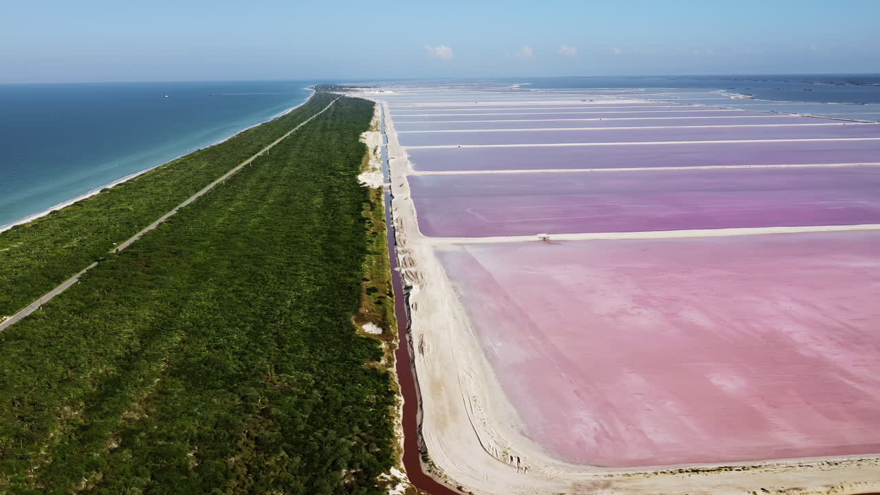 Karayip Denizi yakınlarındaki Yucatan Yarımadası'nın kıyı şeridi boyunca uzanan Las Coloradas pembe tuz buharlaştırma havuzlarının havadan drone görüntüsü