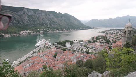 hermosa bahía de kotor en montenegro durante una puesta de sol en los balcanes