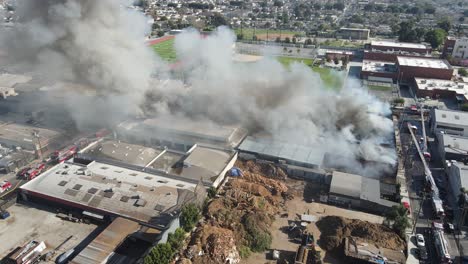 incendio de gran edificio en zona urbana