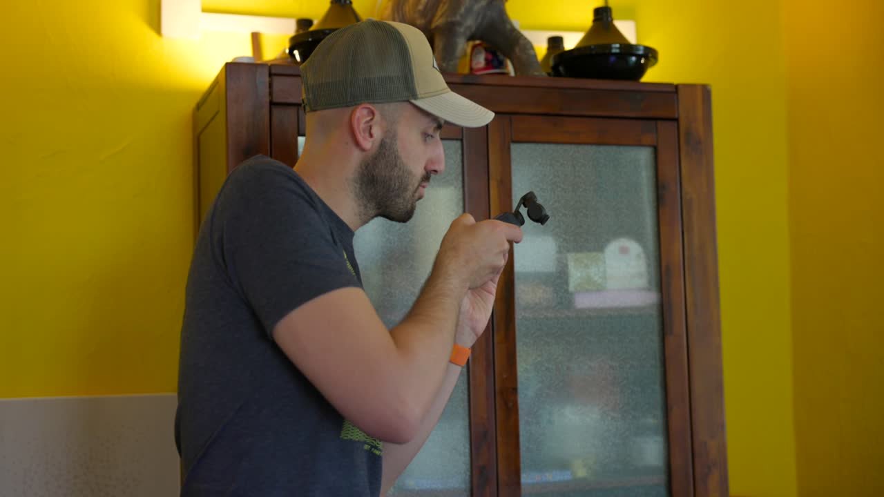 videógrafo filmando con nuevo dji osmo bolsillo 3 estabilizado cámara gimbal móvil de 3 ejes en la habitación de la casa