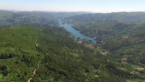 Luftaufnahme-Der-Grünen-Bergflusslandschaft