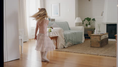 Linda-Niña-Bailando-Juguetonamente-Haciéndose-Pasar-Por-Bailarina-Niña-Feliz-Divirtiéndose-Jugando-A-Disfrazarse-Con-Traje-De-Ballet-En-Casa-4k