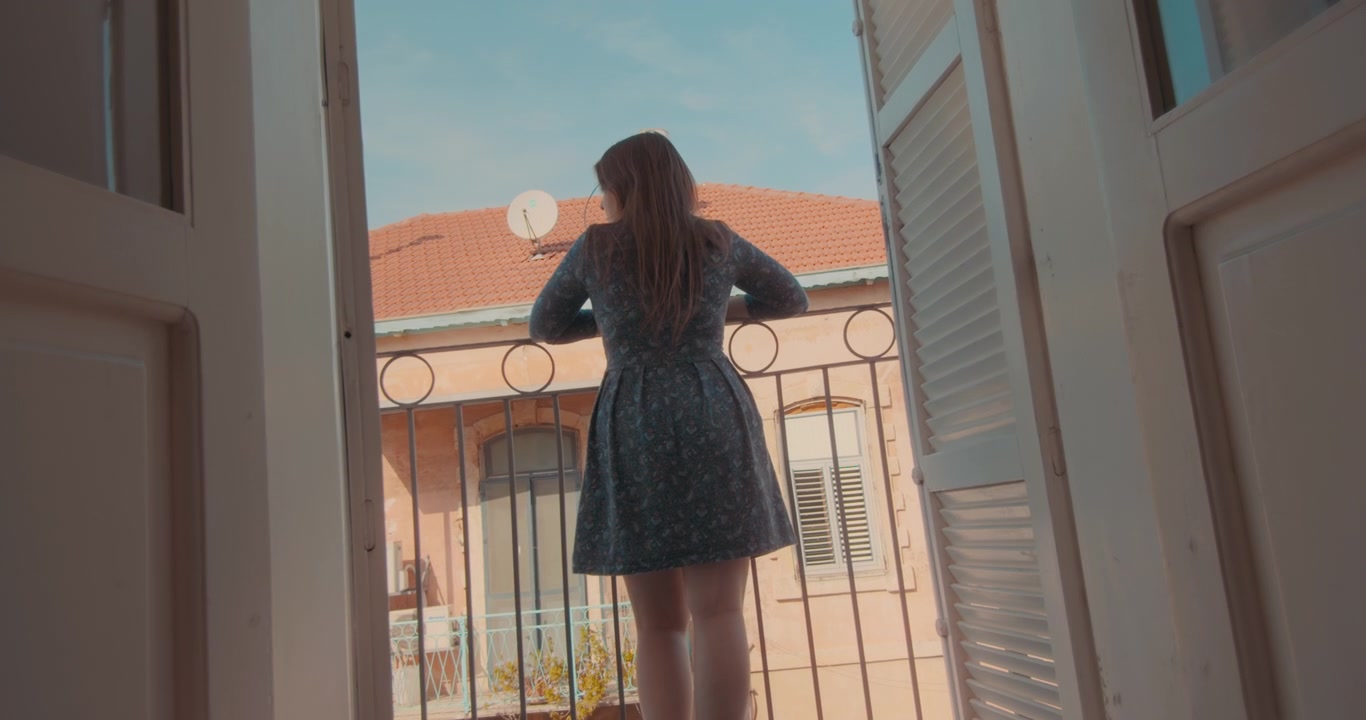 Una donna si gode la vista del centro storico