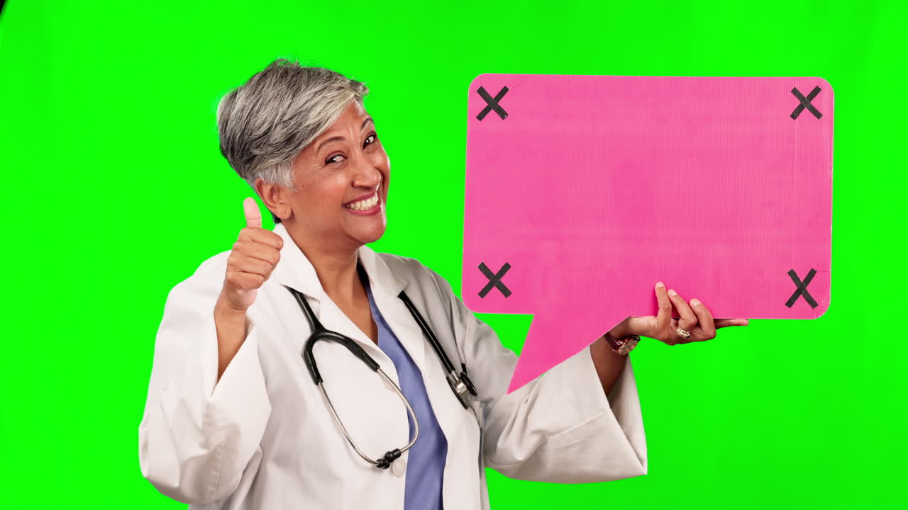 pantalla verde pulgares hacia arriba, mujer sonrisa