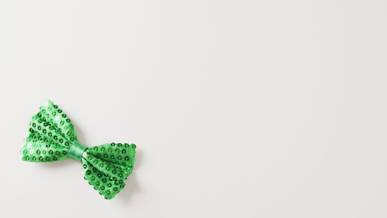 video de la corbata verde de san patricio con espacio de copia sobre un fondo blanco