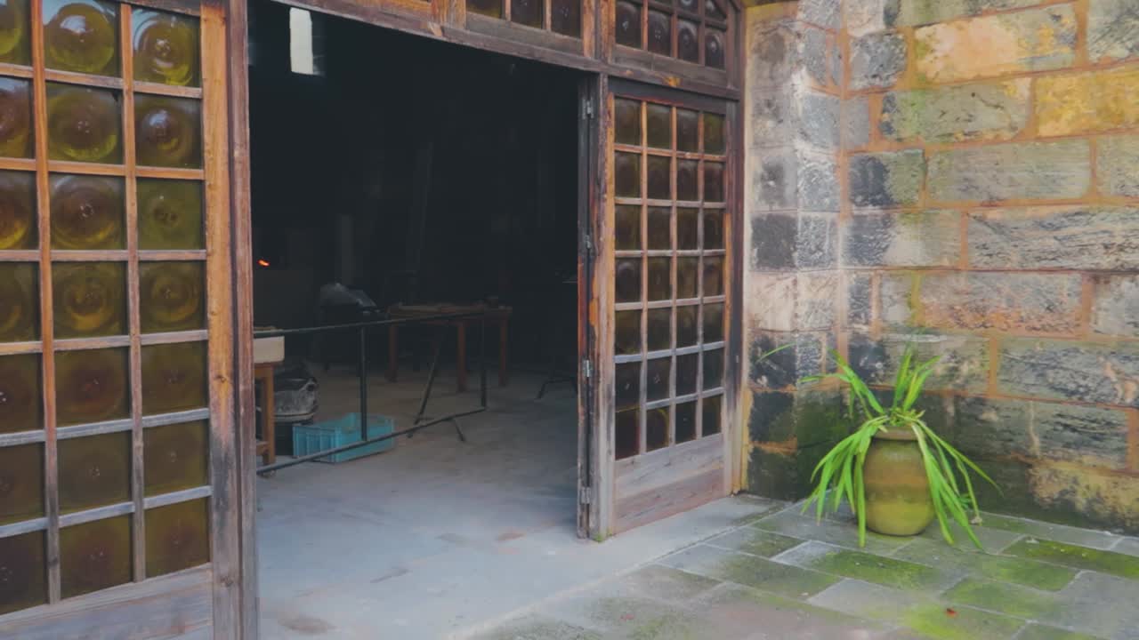 gordiola glassworks와 박물관 마요르카 아래층의 전망, 전시 및 선물 가게 영역을 통해 방황하기 전에 장소