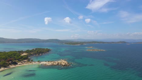 Clip-Giratorio-De-Paisaje-Sobre-Una-Playa-Exótica-En-Vourvourou,-Haklidikin-En-El-Norte-De-Grecia-En-Un-Día-Claro-De-Verano