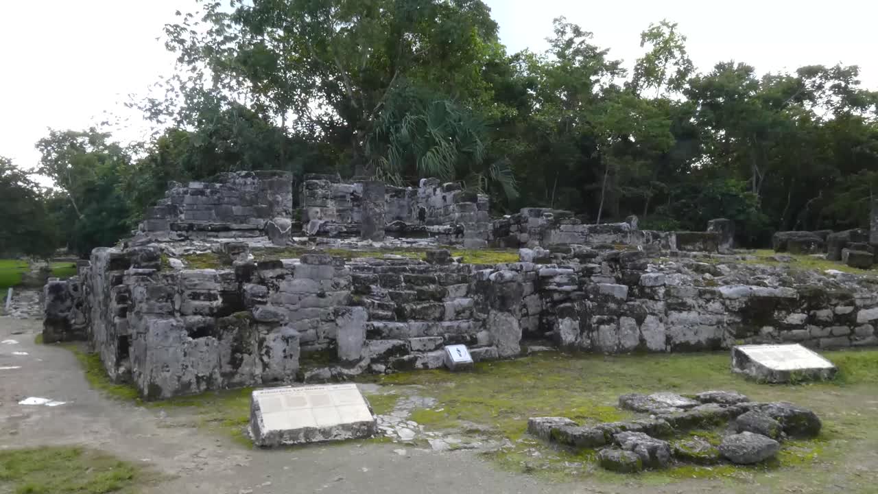 el edificio de los nichos en san gervasio, sitio arqueológico maya, cozumel, méxico
