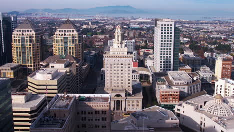 Oakland-Downtown-Und-City-Hall,-Luftbild-Mit-Dolly-Zoom-Effekt,-Kalifornien,-USA