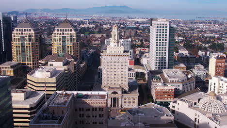 el centro de oakland y el ayuntamiento, vista aérea con efecto de zoom de muñeco, california, estados unidos