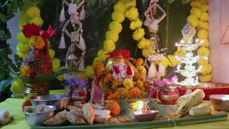 Heiliger-Hinduistischer-Gott-Ganesha-Götzenanbetung-Mit-Heiliger-Opfergabe-Und-Dekoration-Zu-Hause-In-Ganesh-Chaturthi